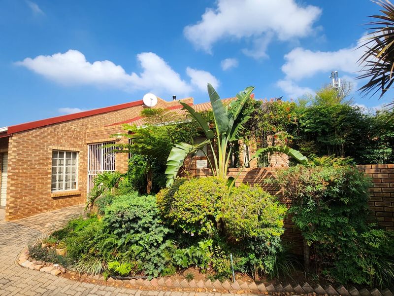 "One of a Kind" - House + Caravan Garage with Loft! - Photo 7