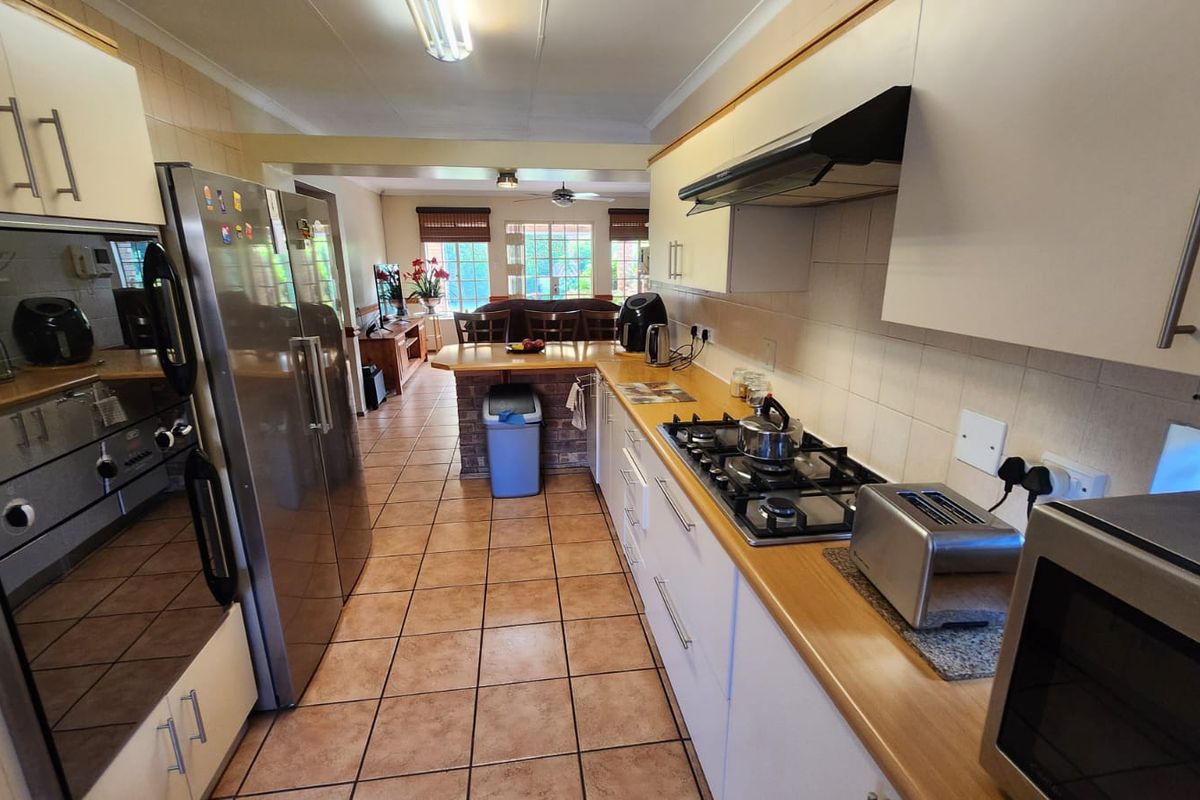 "One of a Kind" - House + Caravan Garage with Loft! - Photo 3