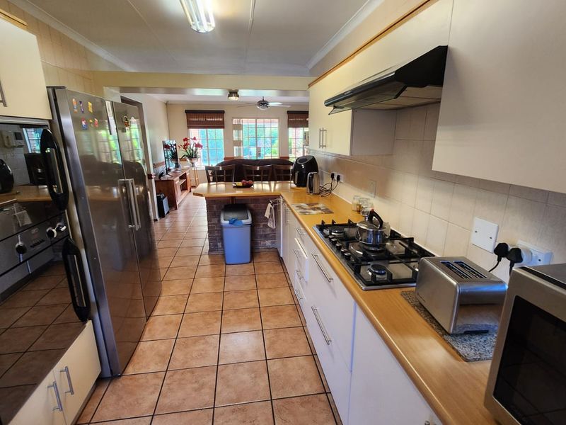 "One of a Kind" - House + Caravan Garage with Loft! - Photo 3