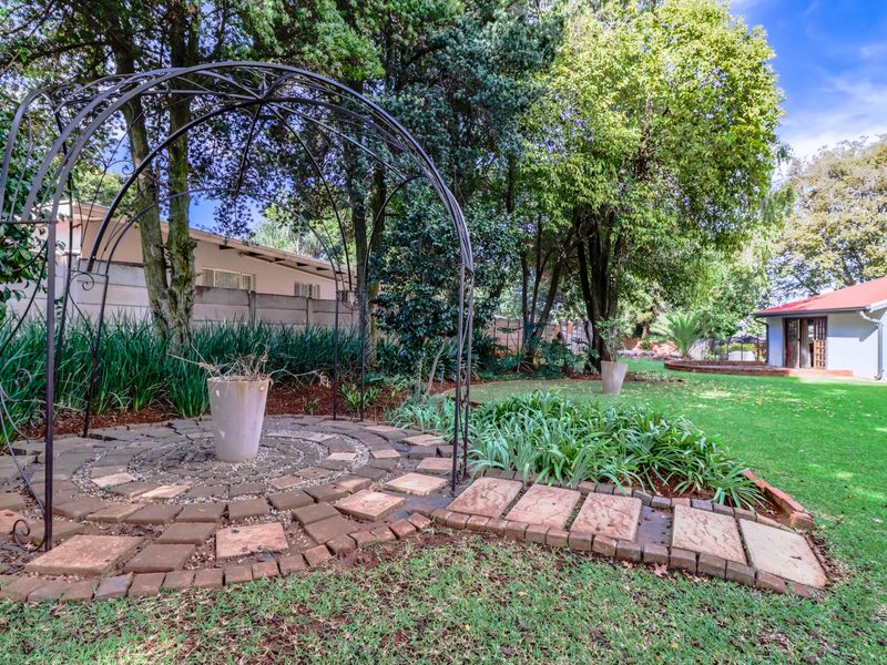 Perfect for families seeking comfort and style! - Photo 4