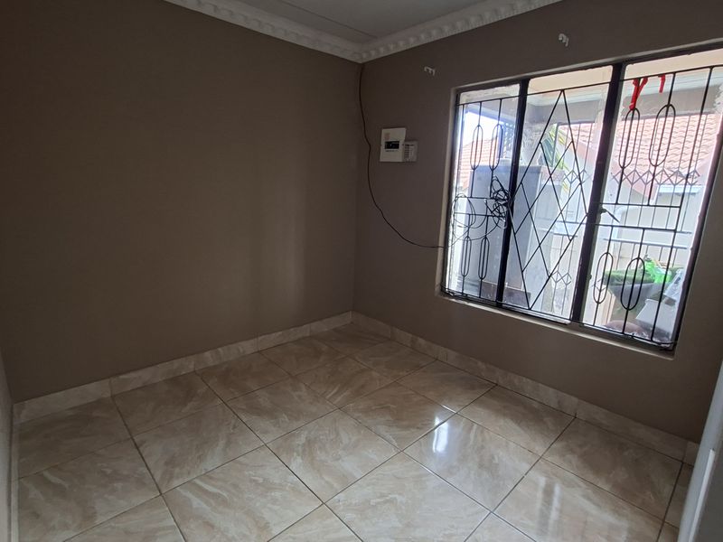 4-Bedroom House -Hidden Gem - Photo 8