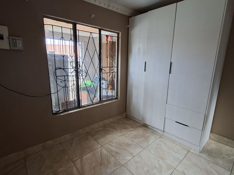 4-Bedroom House -Hidden Gem - Photo 7