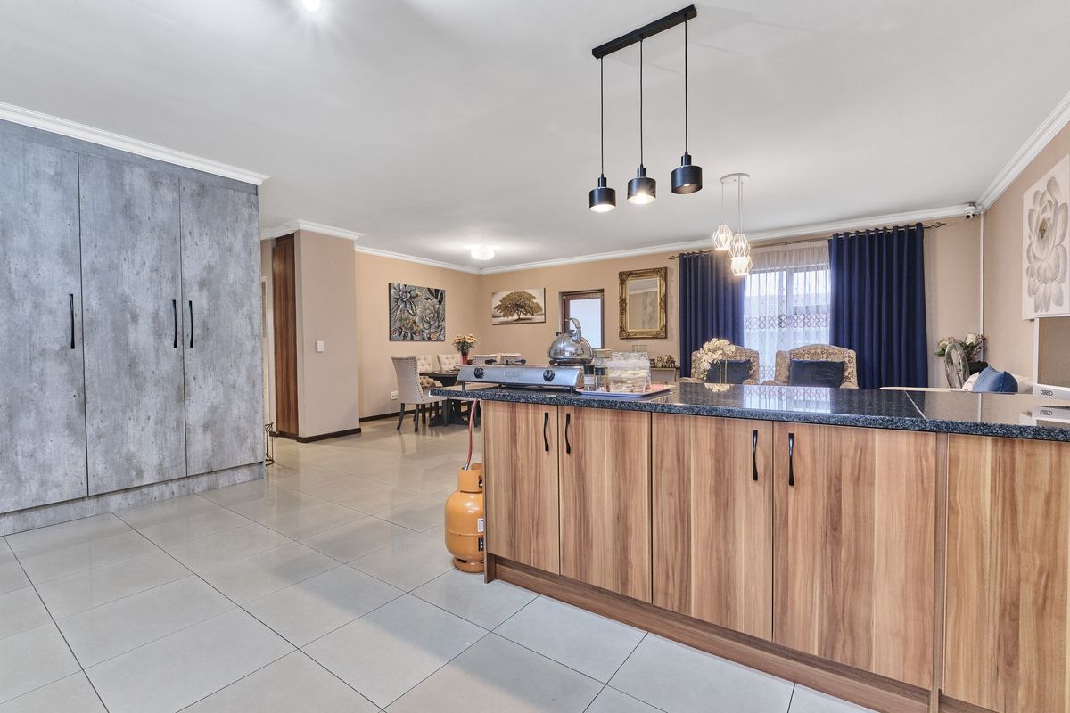 Stunning 3-bedroom townhouse for sale in Barbeque Downs, Midrand - Photo 4