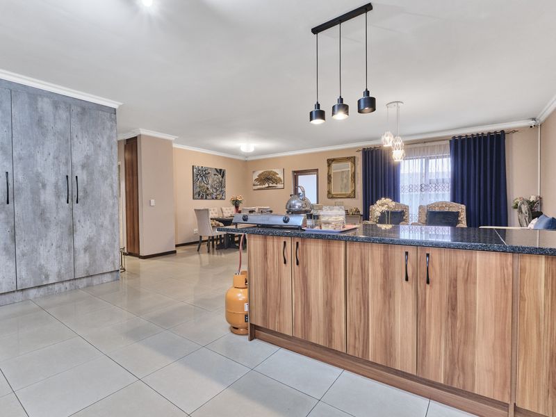 Stunning 3-bedroom townhouse for sale in Barbeque Downs, Midrand - Photo 4