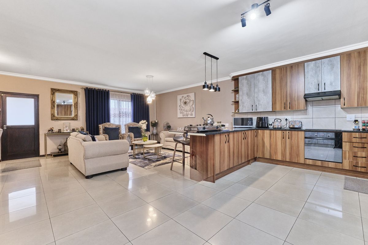 Stunning 3-bedroom townhouse for sale in Barbeque Downs, Midrand - Photo 3