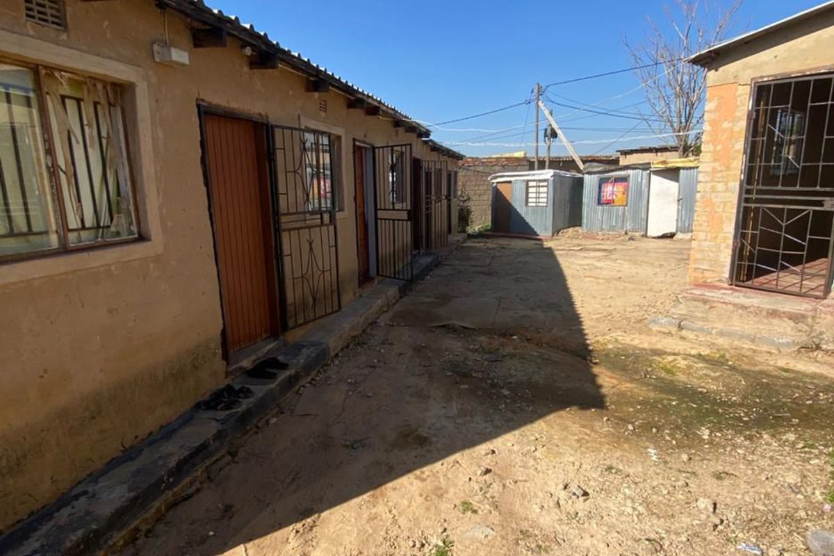 House for Sale in Bramficher Soweto - Photo 2