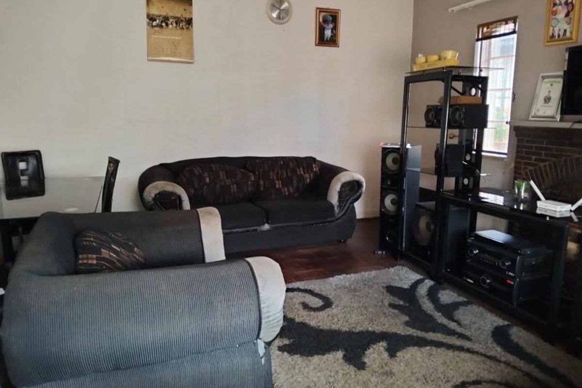 THREE BEDROOMS HOUSE FOR SALE IN LINMEYER - Photo 4