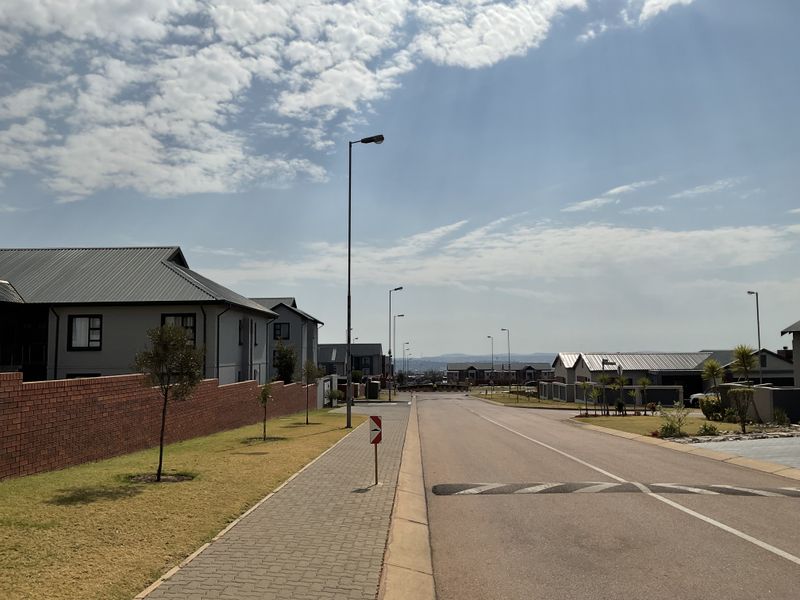 Modern First-Floor Living in a Prime Locati - Photo 2