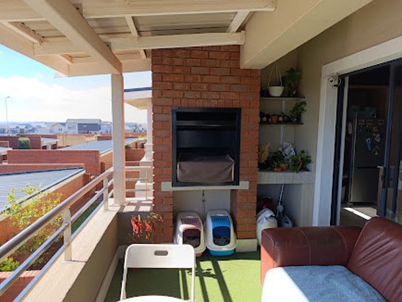 Modern First-Floor Living in a Prime Locati - Photo 9