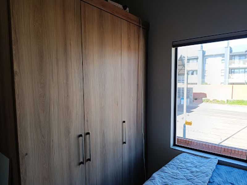 Modern First-Floor Living in a Prime Locati - Photo 10