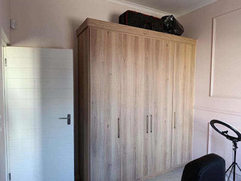 Modern First-Floor Living in a Prime Locati - Photo 8