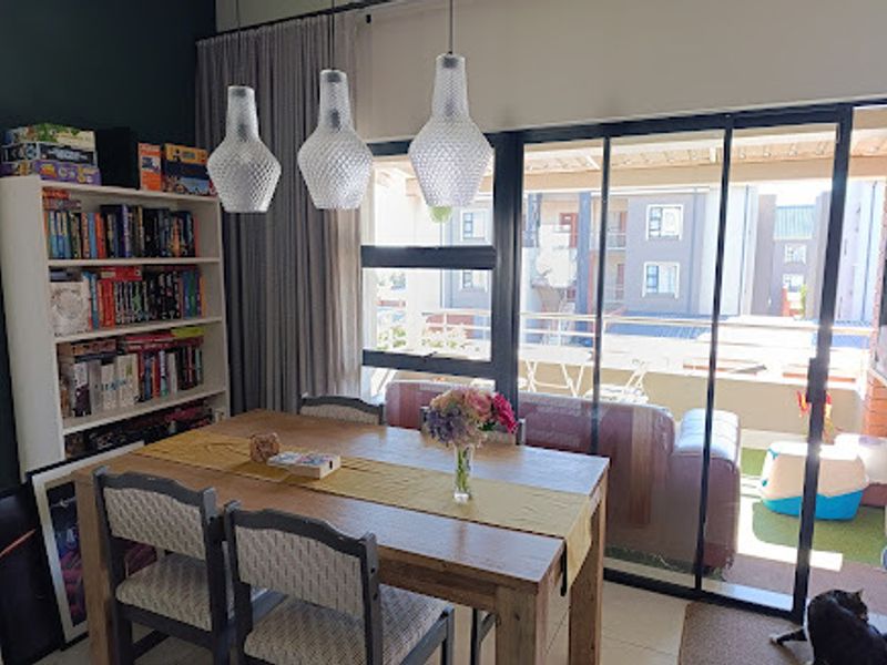 Modern First-Floor Living in a Prime Locati - Photo 7