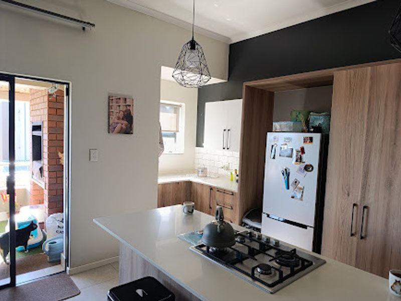 Modern First-Floor Living in a Prime Locati - Photo 6