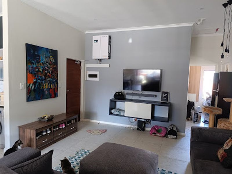 Modern First-Floor Living in a Prime Locati - Photo 4