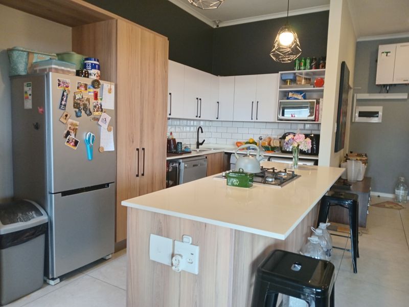 Modern First-Floor Living in a Prime Locati - Photo 3