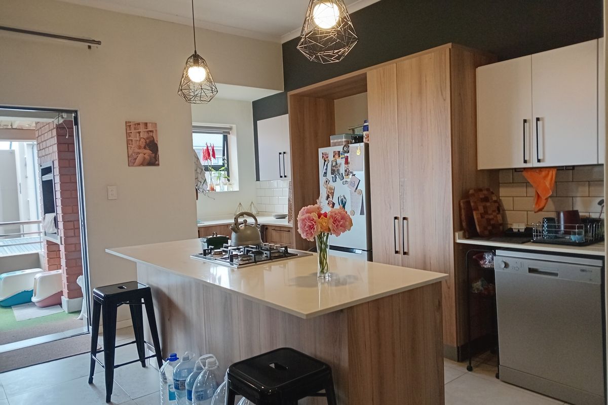 Modern First-Floor Living in a Prime Locati - Photo 5