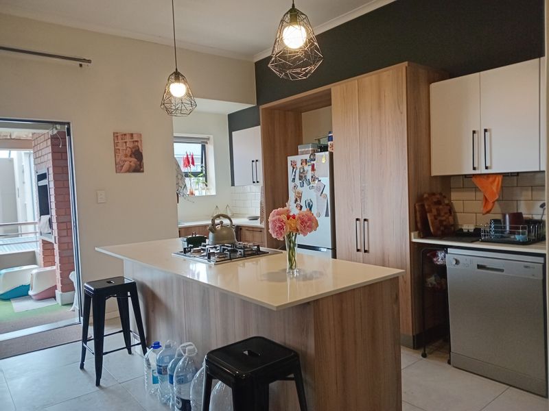 Modern First-Floor Living in a Prime Locati - Photo 5