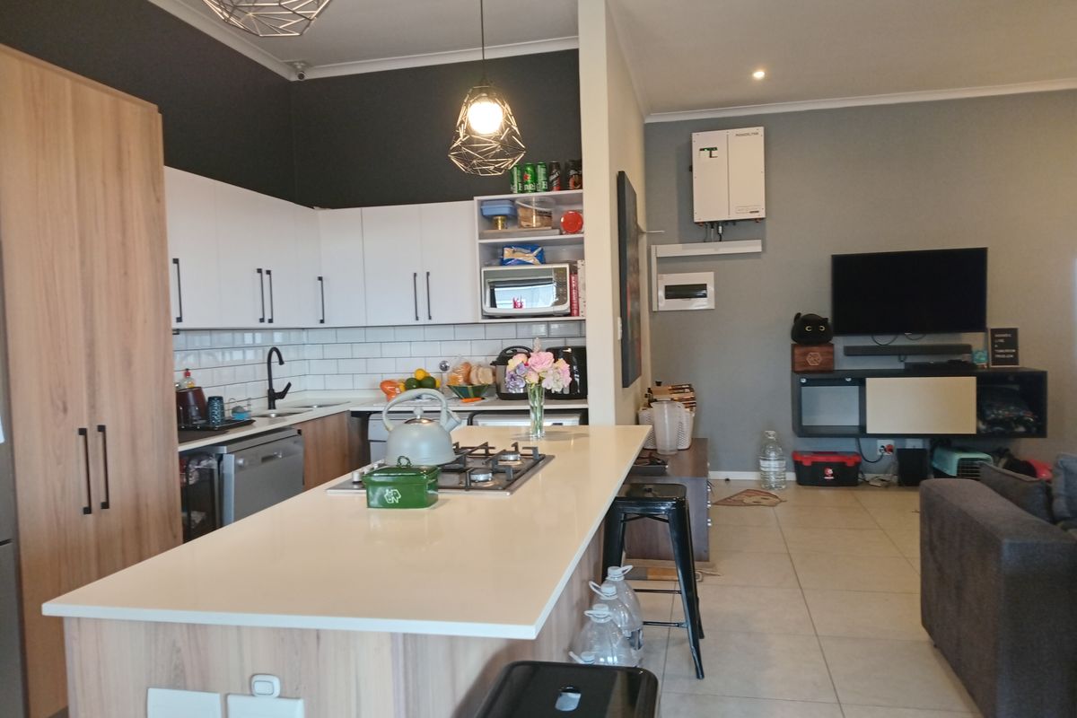 Modern First-Floor Living in a Prime Locati - Photo 4