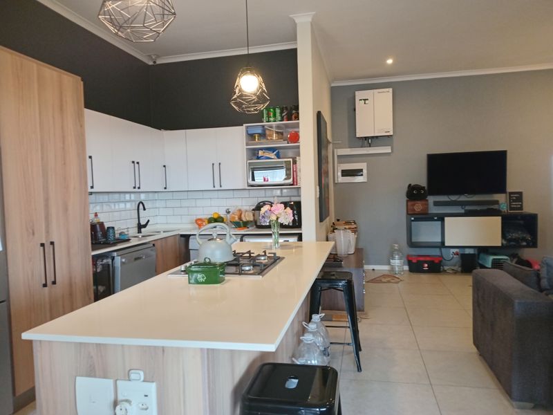 Modern First-Floor Living in a Prime Locati - Photo 4