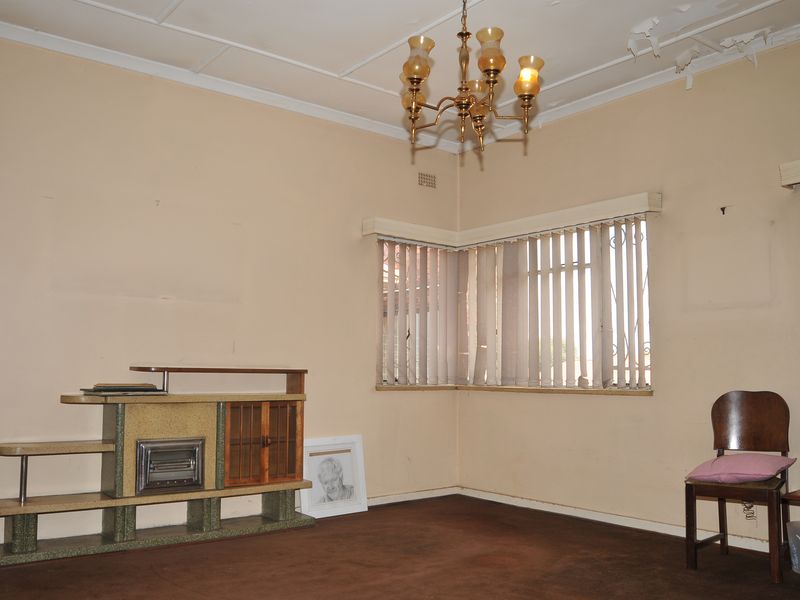 CLASSIC THREE-BEDROOM GEM IN BAGLEYSTON - Photo 4