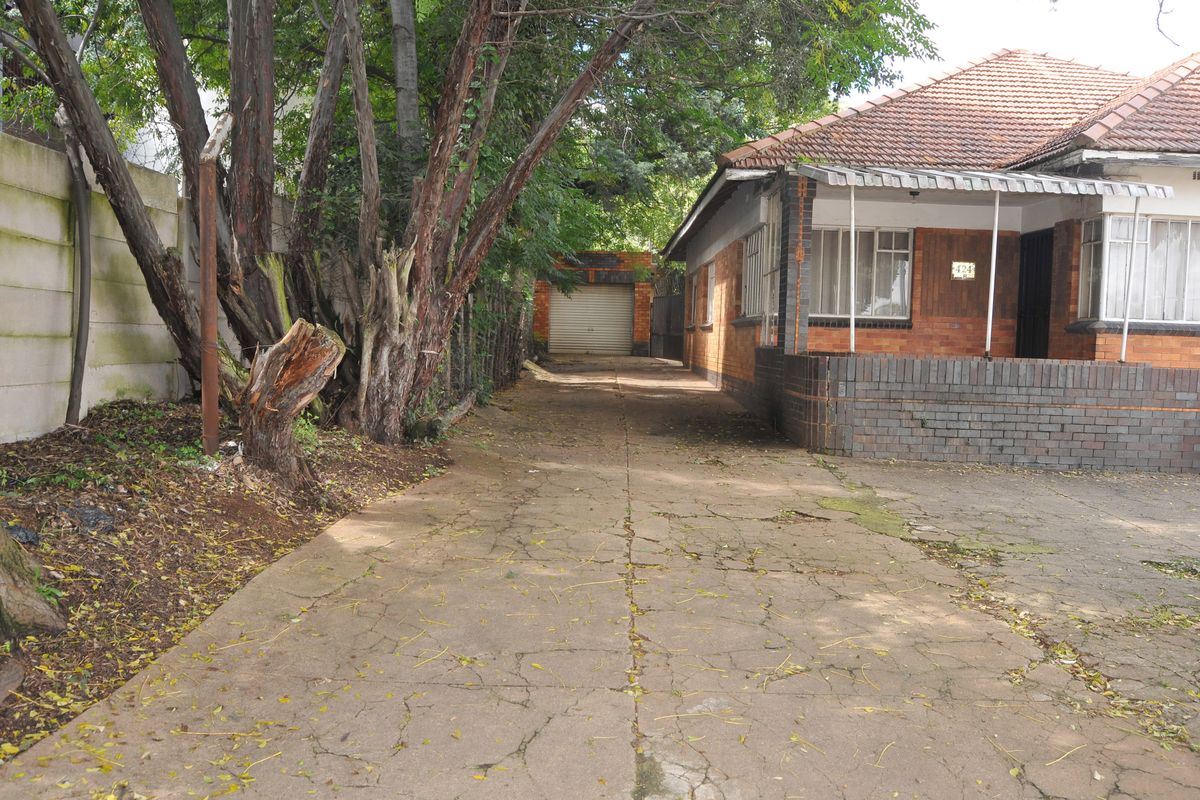 CLASSIC THREE-BEDROOM GEM IN BAGLEYSTON - Photo 2