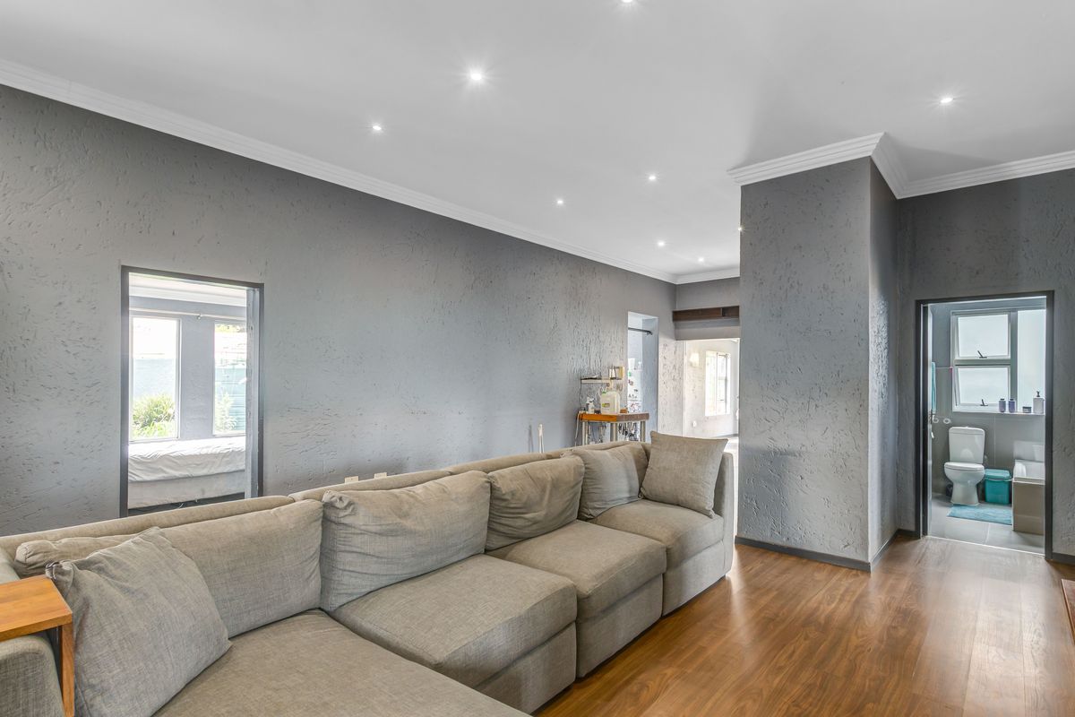 Grand 4 Bed Family Home with High Ceilings and Private Rental Cottage - Sydenham - Photo 2