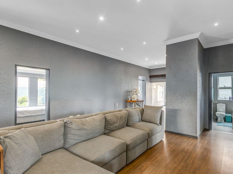 Grand 4 Bed Family Home with High Ceilings and Private Rental Cottage - Sydenham - Photo 2