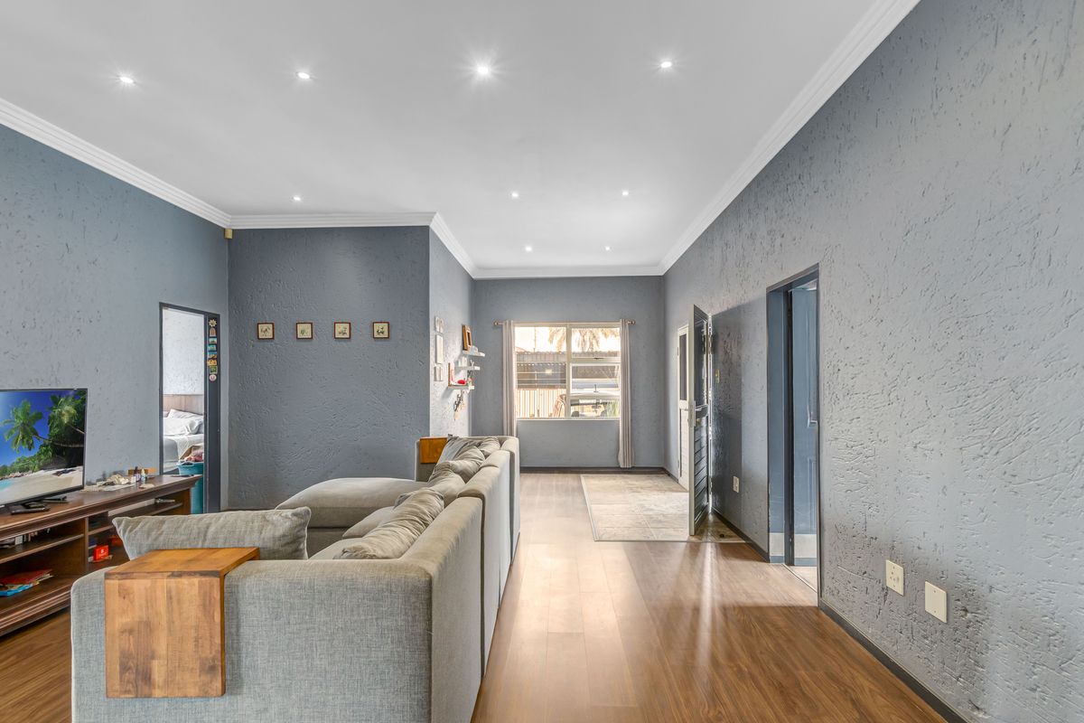 Grand 4 Bed Family Home with High Ceilings and Private Rental Cottage - Sydenham - Photo 5