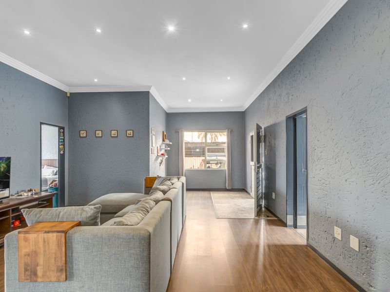 Grand 4 Bed Family Home with High Ceilings and Private Rental Cottage - Sydenham - Photo 5