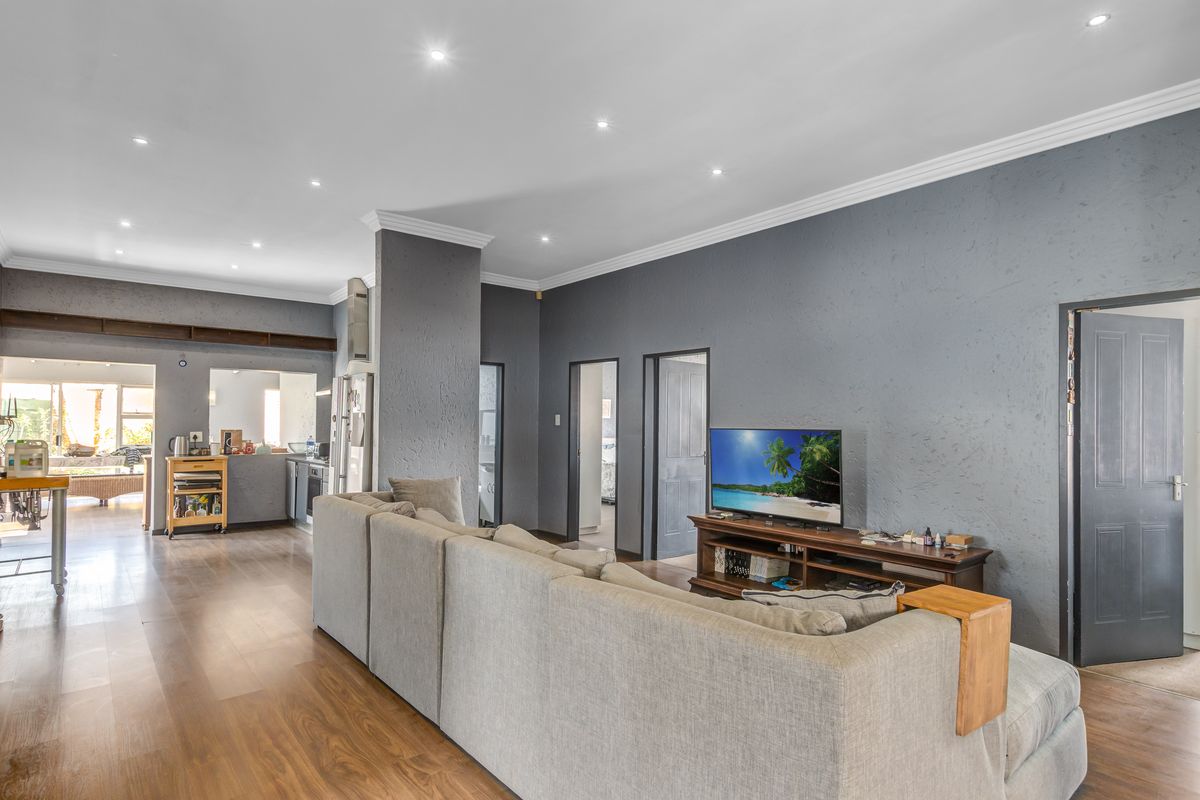 Grand 4 Bed Family Home with High Ceilings and Private Rental Cottage - Sydenham - Photo 3