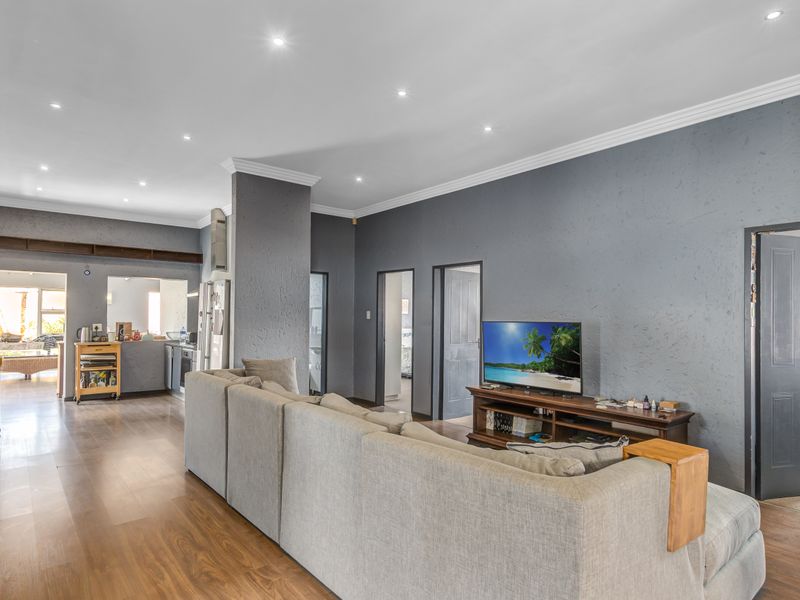 Grand 4 Bed Family Home with High Ceilings and Private Rental Cottage - Sydenham - Photo 3