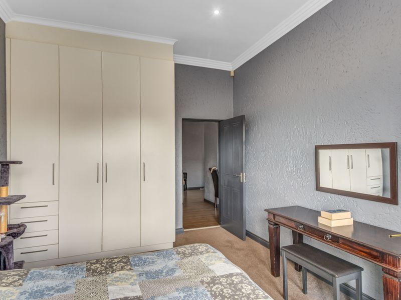 Grand 4 Bed Family Home with High Ceilings and Private Rental Cottage - Sydenham - Photo 10