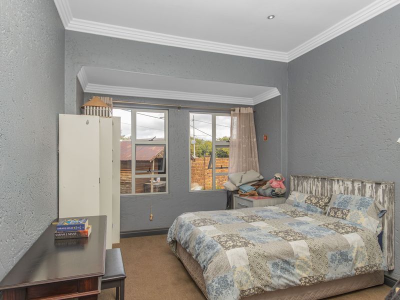 Grand 4 Bed Family Home with High Ceilings and Private Rental Cottage - Sydenham - Photo 9