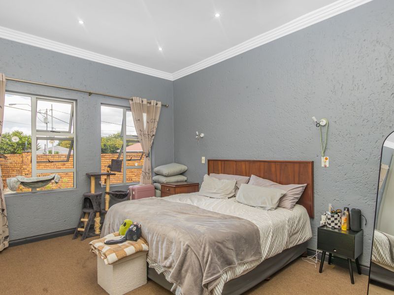 Grand 4 Bed Family Home with High Ceilings and Private Rental Cottage - Sydenham - Photo 6