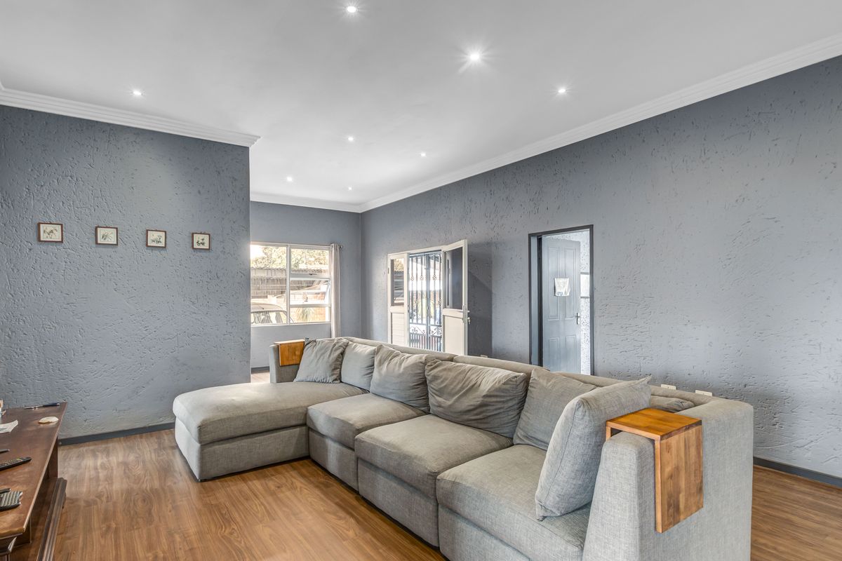 Grand 4 Bed Family Home with High Ceilings and Private Rental Cottage - Sydenham - Photo 4