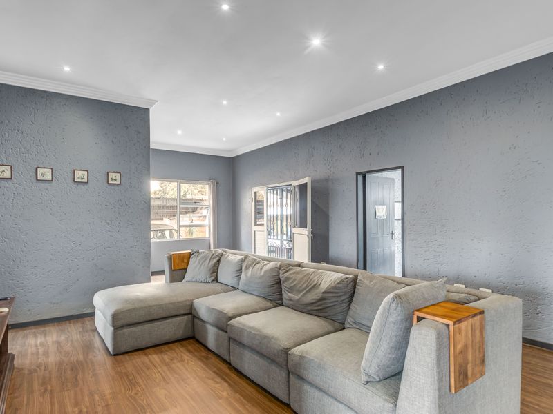 Grand 4 Bed Family Home with High Ceilings and Private Rental Cottage - Sydenham - Photo 4