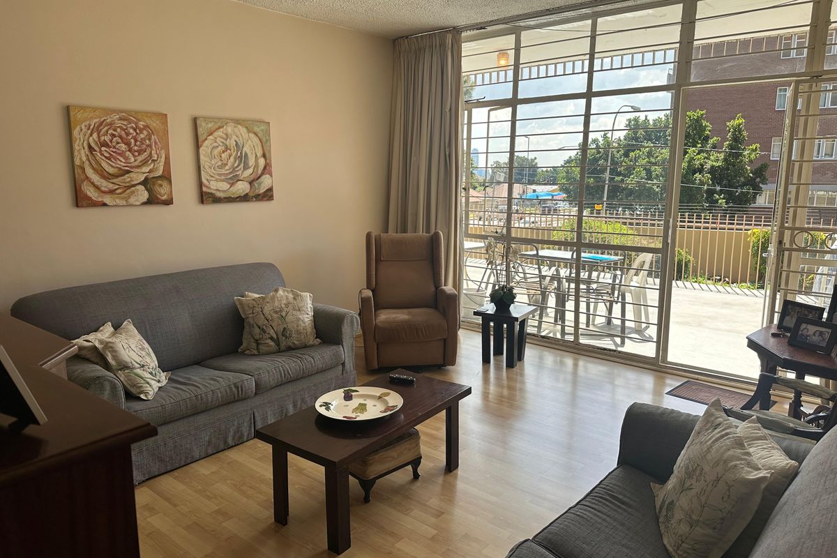 Sun drenched, cozy 3 bedroom lock up and go - Photo 2