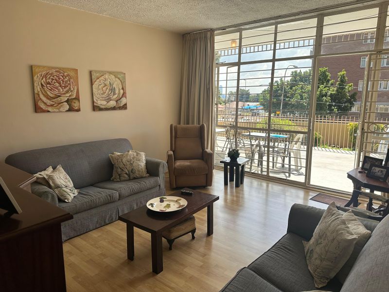 Sun drenched, cozy 3 bedroom lock up and go - Photo 2