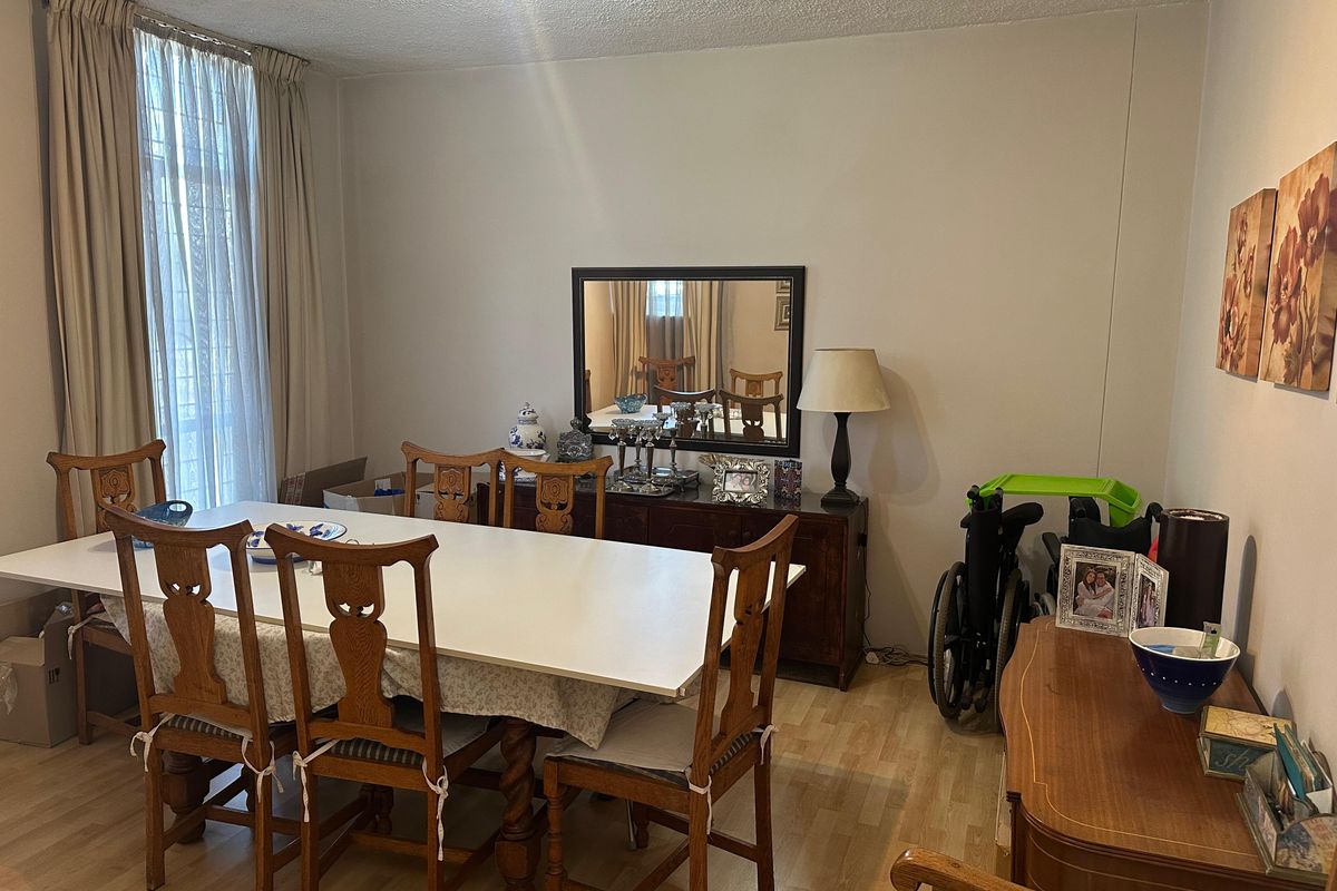 Sun drenched, cozy 3 bedroom lock up and go - Photo 4