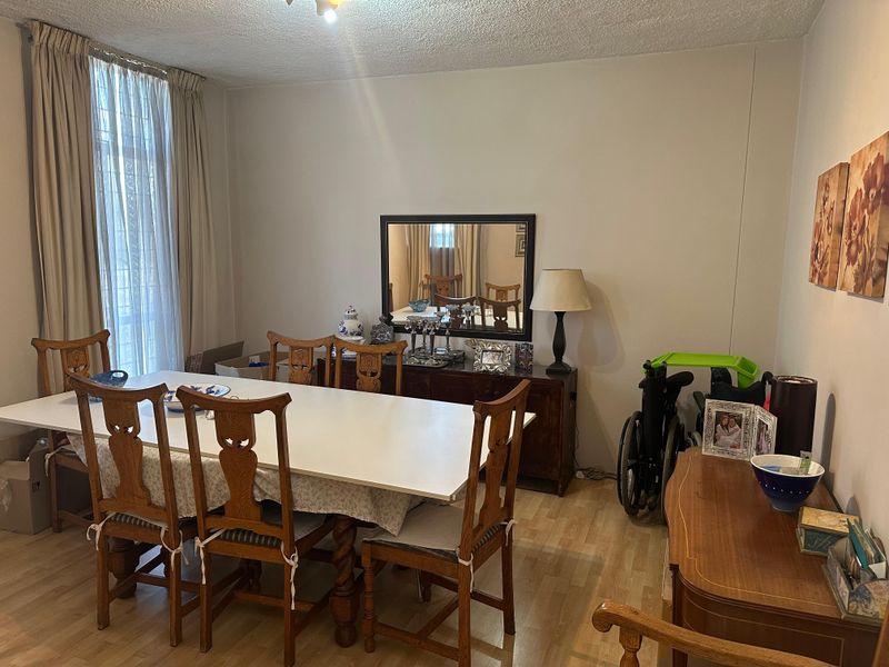 Sun drenched, cozy 3 bedroom lock up and go - Photo 4