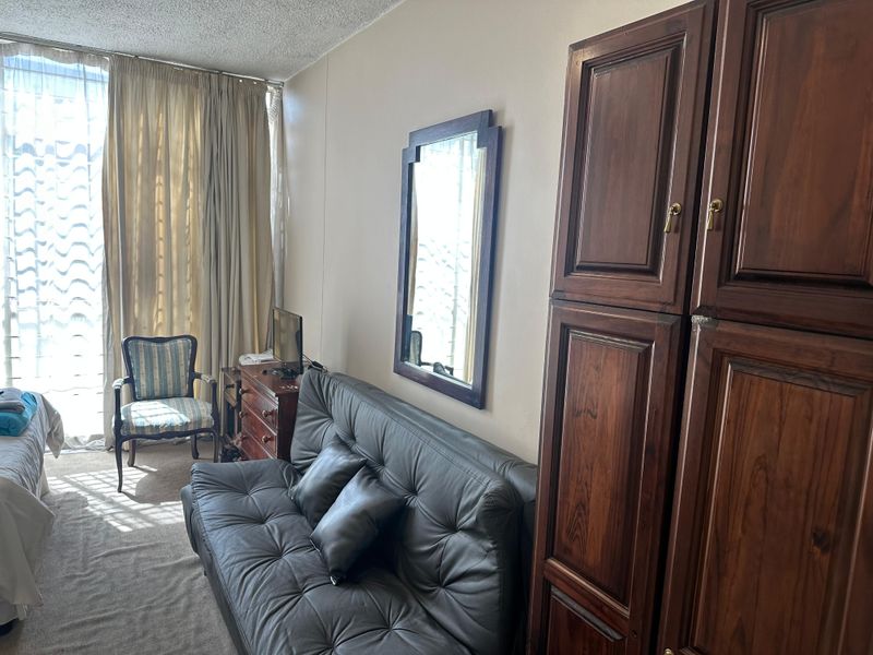 Sun drenched, cozy 3 bedroom lock up and go - Photo 9