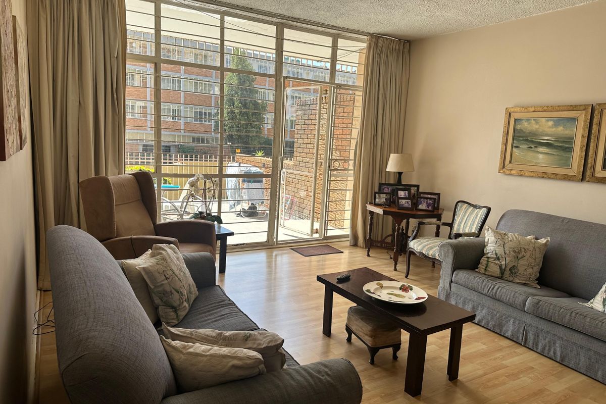 Sun drenched, cozy 3 bedroom lock up and go - Photo 3