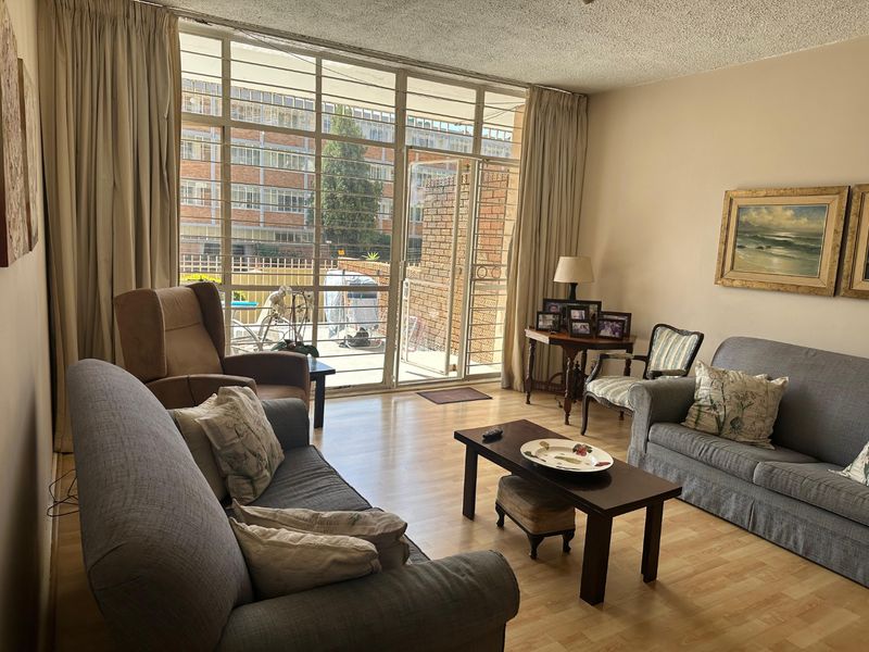 Sun drenched, cozy 3 bedroom lock up and go - Photo 3