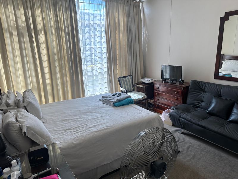 Sun drenched, cozy 3 bedroom lock up and go - Photo 8