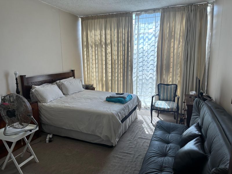 Sun drenched, cozy 3 bedroom lock up and go - Photo 7