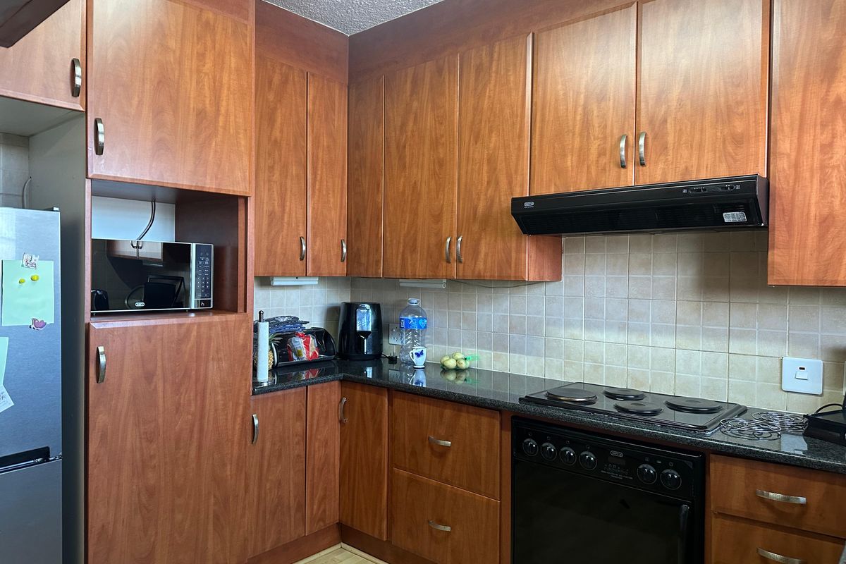 Sun drenched, cozy 3 bedroom lock up and go - Photo 5