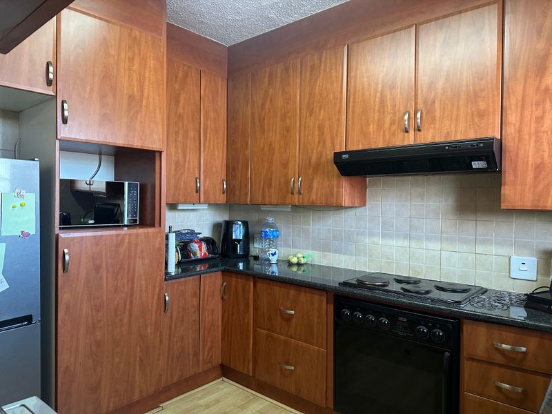 Sun drenched, cozy 3 bedroom lock up and go - Photo 5