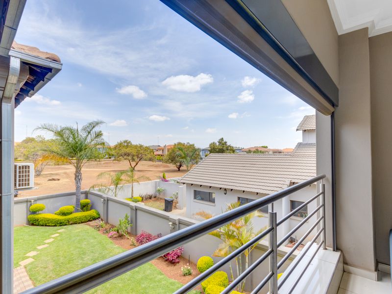 Stunning 6 bedroom home for rent in Heuwelsig Estate - Photo 2