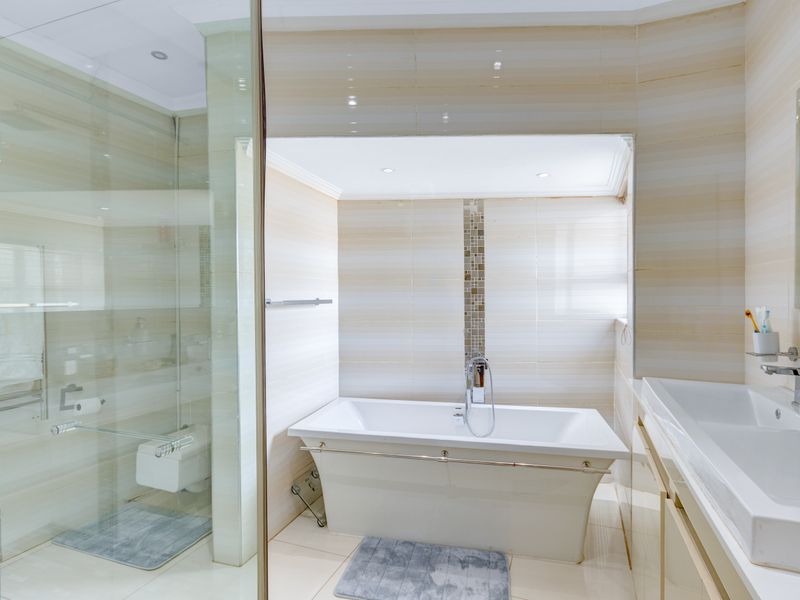 Stunning 6 bedroom home for rent in Heuwelsig Estate - Photo 9