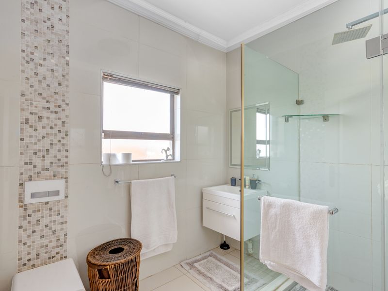 Stunning 6 bedroom home for rent in Heuwelsig Estate - Photo 8